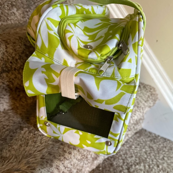 Beautiful designed pet carrier with handles. - Picture 3 of 11